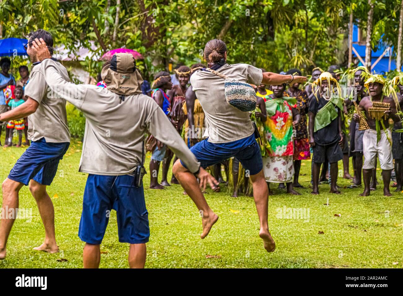 Sing-Sing traditionnel avec des invités étrangers sur l'île de Tautsina, Bougainville, Papouasie-Nouvelle-Guinée Banque D'Images