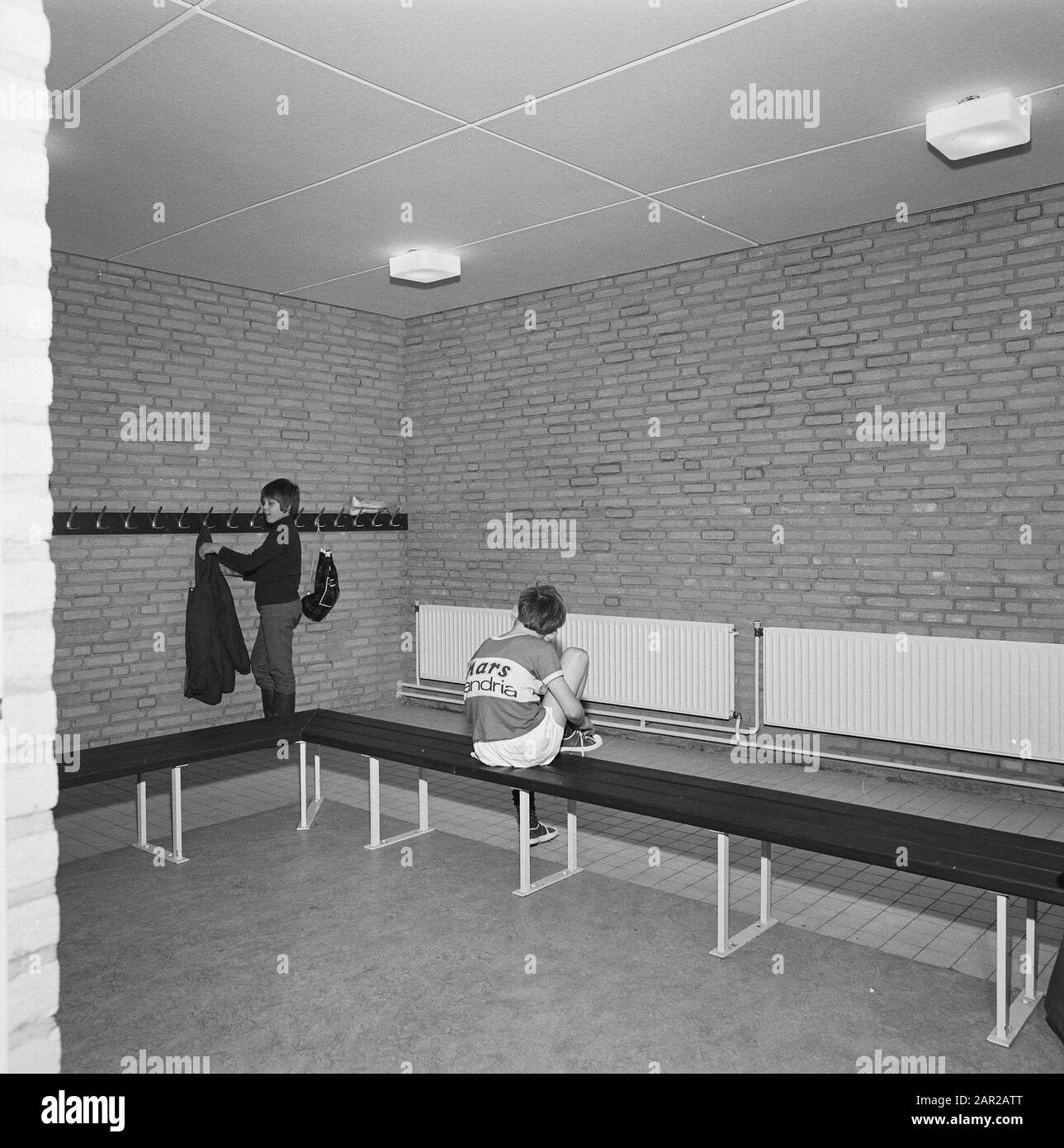 Deux photos/ deux négatifs Date: Décembre 1970 lieu: Amstenrade mots clés: Salles de gymnastique, vestiaires Nom personnel: Projet key building bv Banque D'Images