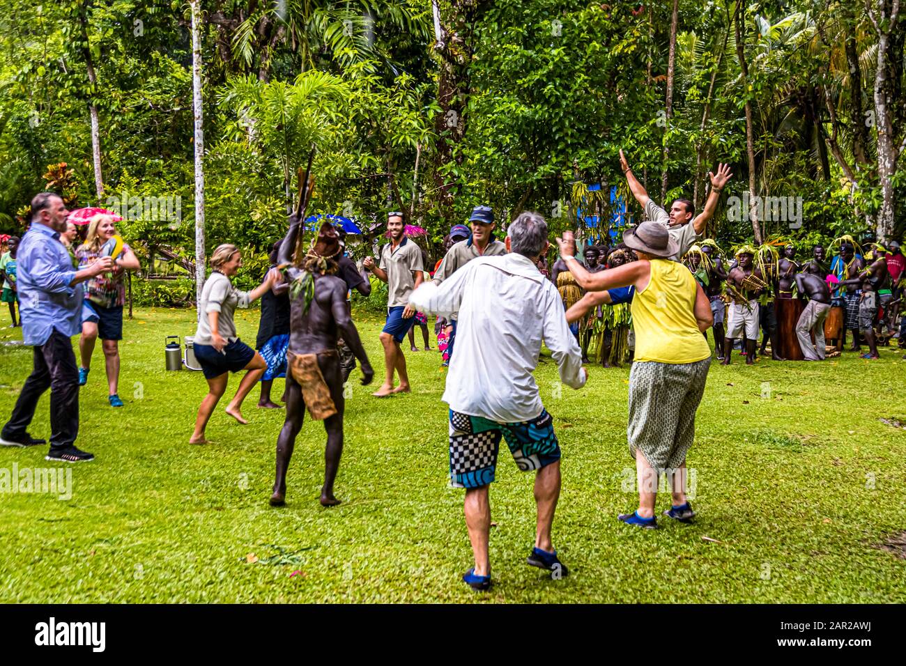Sing-Sing traditionnel avec des invités étrangers sur l'île de Tautsina, Bougainville, Papouasie-Nouvelle-Guinée Banque D'Images