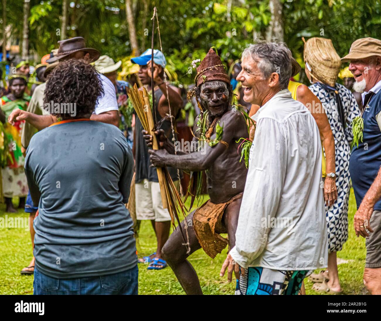 Sing-Sing traditionnel avec des invités étrangers sur l'île de Tautsina, Bougainville, Papouasie-Nouvelle-Guinée Banque D'Images