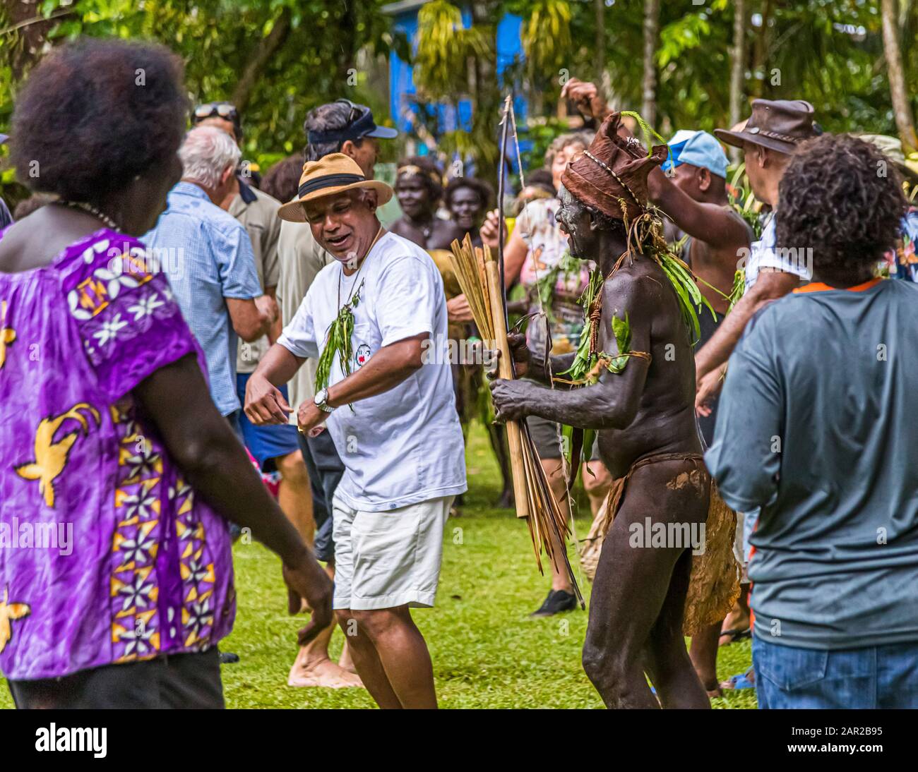 Sing-Sing traditionnel avec des invités étrangers sur l'île de Tautsina, Bougainville, Papouasie-Nouvelle-Guinée Banque D'Images