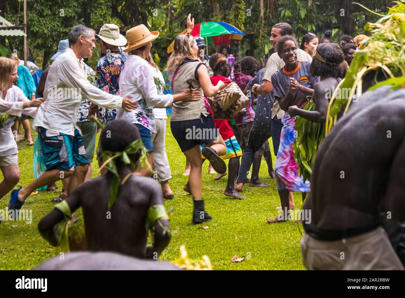 Sing-Sing traditionnel avec des invités étrangers sur l'île de Tautsina, Bougainville, Papouasie-Nouvelle-Guinée Banque D'Images