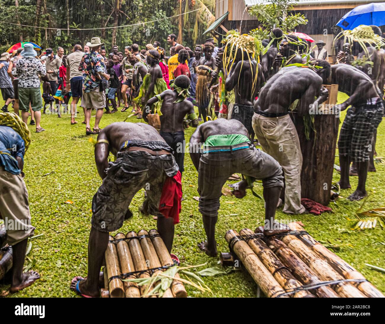Sing-Sing traditionnel avec des invités étrangers sur l'île de Tautsina, Bougainville, Papouasie-Nouvelle-Guinée Banque D'Images