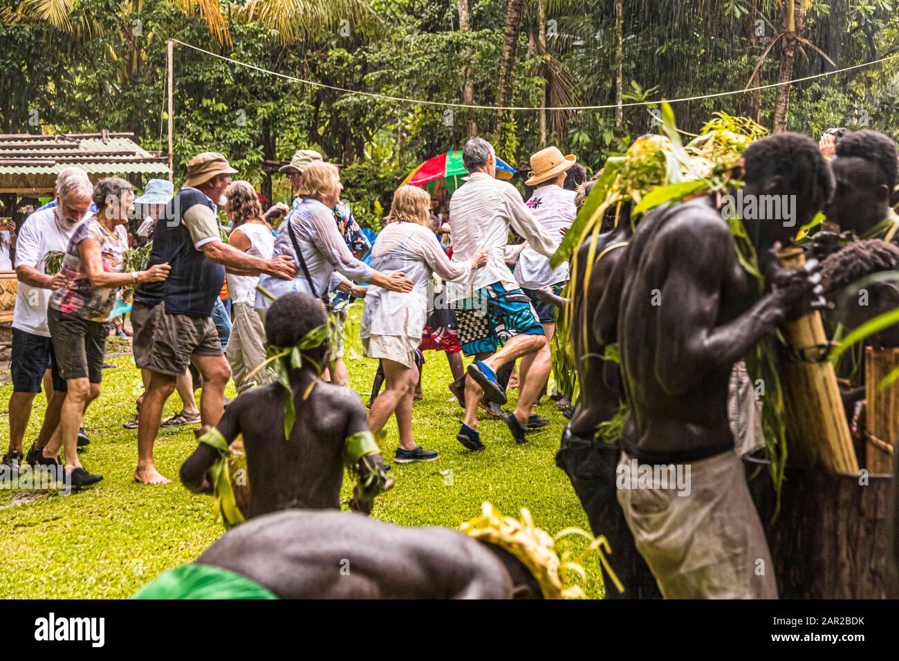 Sing-Sing traditionnel avec des invités étrangers sur l'île de Tautsina, Bougainville, Papouasie-Nouvelle-Guinée Banque D'Images