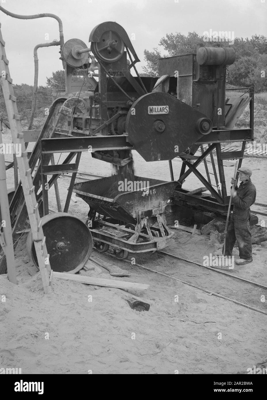Parcs de loisirs, aérodromes, etc., travailleurs, objets de stabilisation, ciment du sol de transport Date : août 1956 lieu : Rockanje, Zuid-Holland mots clés : travailleurs, terrains de loisirs, objets de stabilisation, ciment du sol de transport, aéroports, etc Banque D'Images
