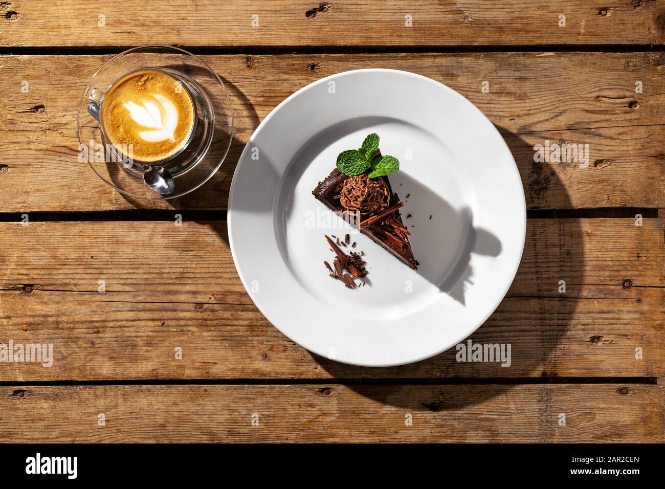 Vue En Hauteur D Un Gateau Au Chocolat Avec Cappuccino Sur Une Table En Bois Sous La Lumiere Du Soleil Photo Stock Alamy
