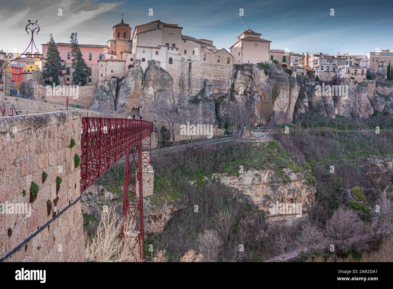 Pont métallique au-dessus de la gorge de la rivière Huecar qui donne un accès piétonnier à la ville historique de Cuenca. Europe espagne Banque D'Images