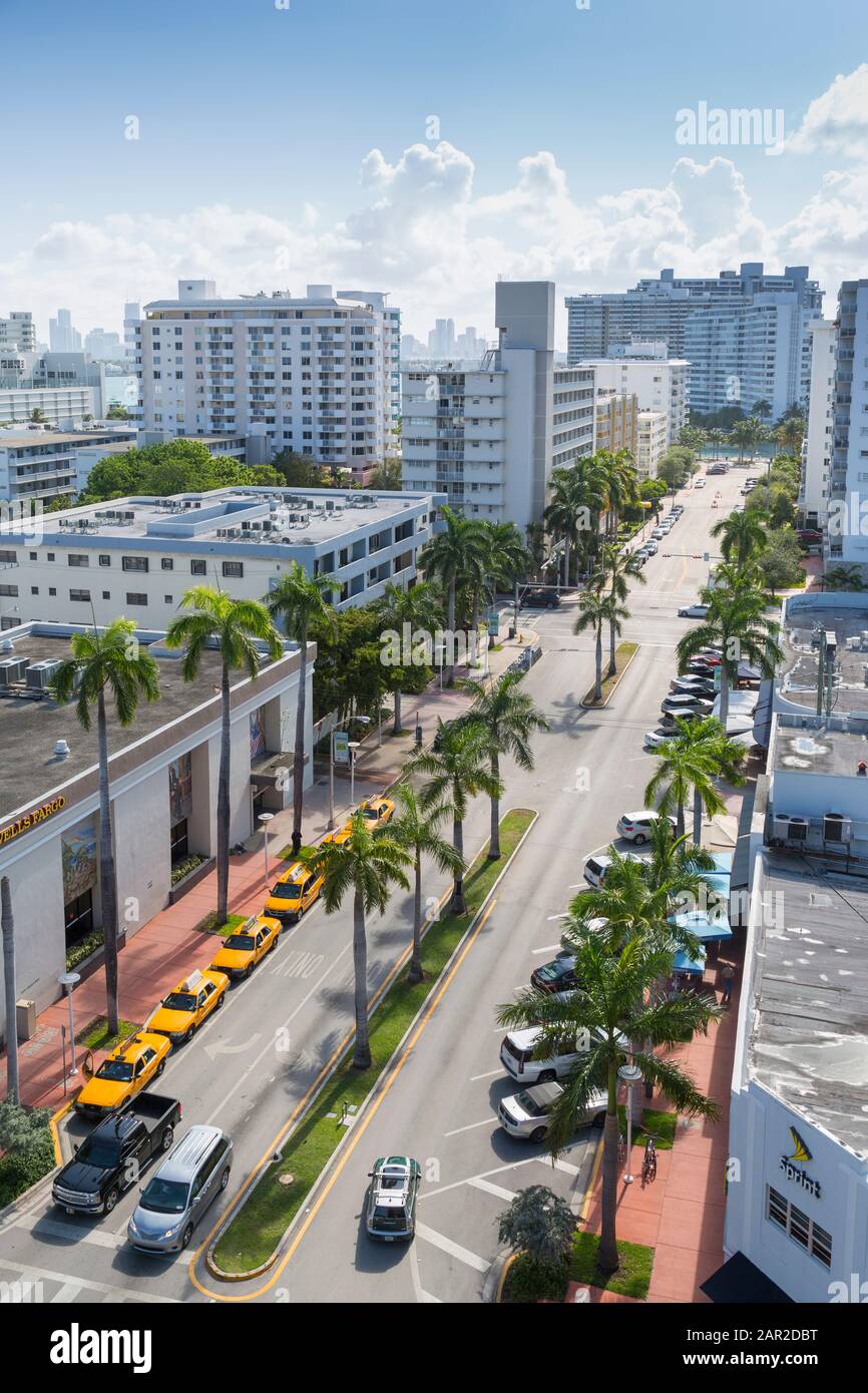 Vue élevée vers Collins Avenue et Lincoln Avenue dans South Beach, Miami Beach, Miami, Floride, États-Unis d'Amérique, Amérique du Nord Banque D'Images Vue élevée vers Collins Avenue et Lincoln Avenue dans South Beach, Miami Beach, Miami, Floride, États-Unis d'Amérique, Amérique du Nord Banque D'Images
