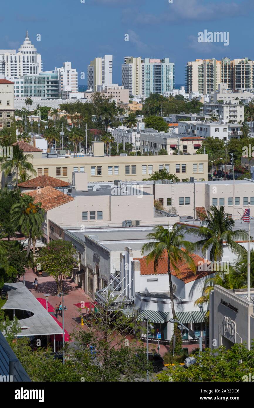 Vue élevée vers Collins Avenue et Lincoln Avenue dans South Beach, Miami Beach, Miami, Floride, États-Unis d'Amérique, Amérique du Nord Banque D'Images