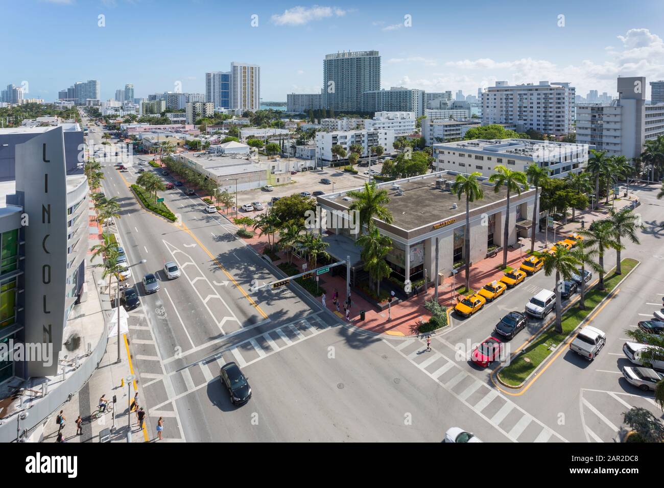 Vue élevée vers Collins Avenue et Lincoln Avenue dans South Beach, Miami Beach, Miami, Floride, États-Unis d'Amérique, Amérique du Nord Banque D'Images Vue élevée vers Collins Avenue et Lincoln Avenue dans South Beach, Miami Beach, Miami, Floride, États-Unis d'Amérique, Amérique du Nord Banque D'Images