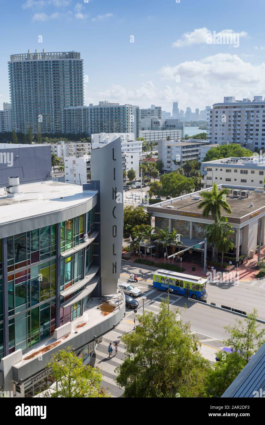 Vue élevée vers Collins Avenue et Lincoln Avenue dans South Beach, Miami Beach, Miami, Floride, États-Unis d'Amérique, Amérique du Nord Banque D'Images Vue élevée vers Collins Avenue et Lincoln Avenue dans South Beach, Miami Beach, Miami, Floride, États-Unis d'Amérique, Amérique du Nord Banque D'Images