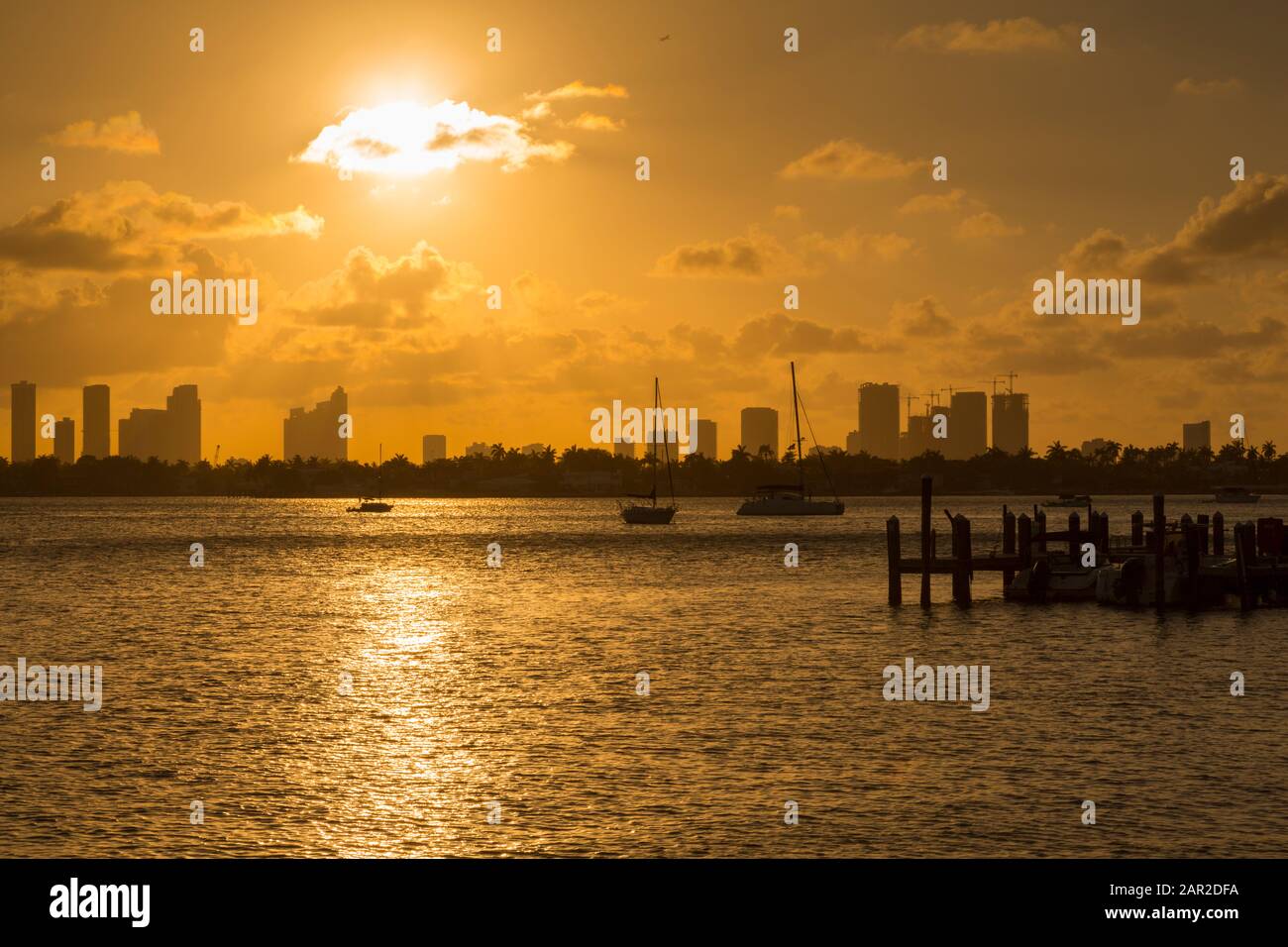 Vue sur le centre-ville depuis South Beach au coucher du soleil, Miami Beach, Miami, Floride, États-Unis d'Amérique, Amérique du Nord Banque D'Images Vue sur le centre-ville depuis South Beach au coucher du soleil, Miami Beach, Miami, Floride, États-Unis d'Amérique, Amérique du Nord Banque D'Images