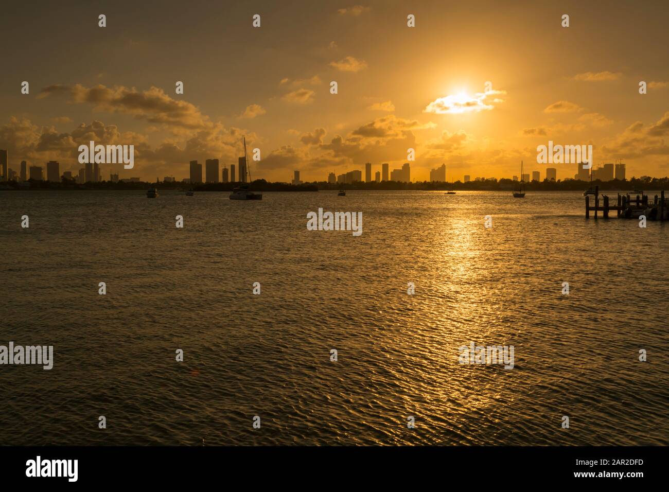 Vue sur le centre-ville depuis South Beach au coucher du soleil, Miami Beach, Miami, Floride, États-Unis d'Amérique, Amérique du Nord Banque D'Images Vue sur le centre-ville depuis South Beach au coucher du soleil, Miami Beach, Miami, Floride, États-Unis d'Amérique, Amérique du Nord Banque D'Images