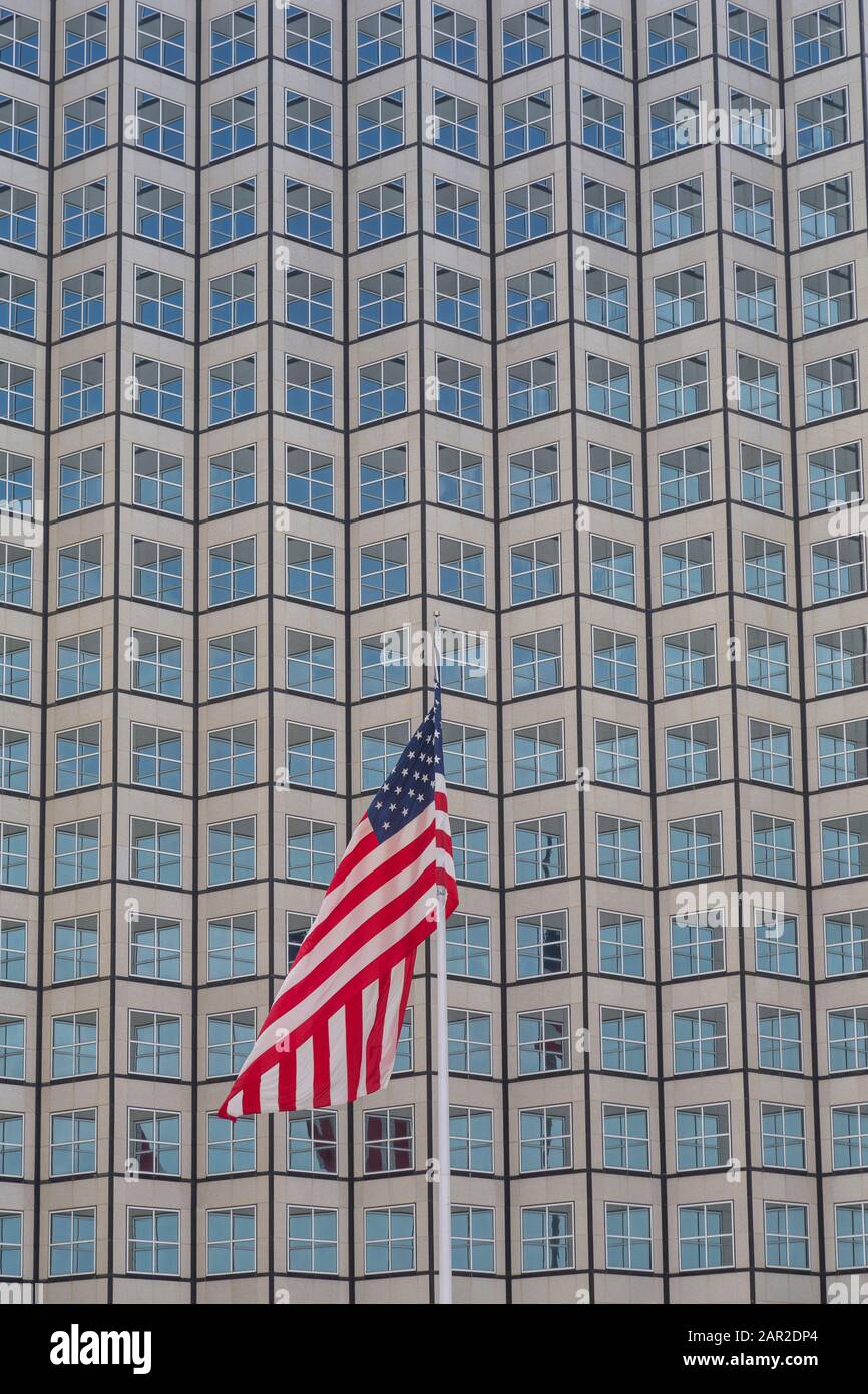 Drapeau américain contre les fenêtres de construction de gratte-ciel dans le centre-ville de Miami, Miami, Floride, États-Unis d'Amérique, Amérique du Nord Banque D'Images