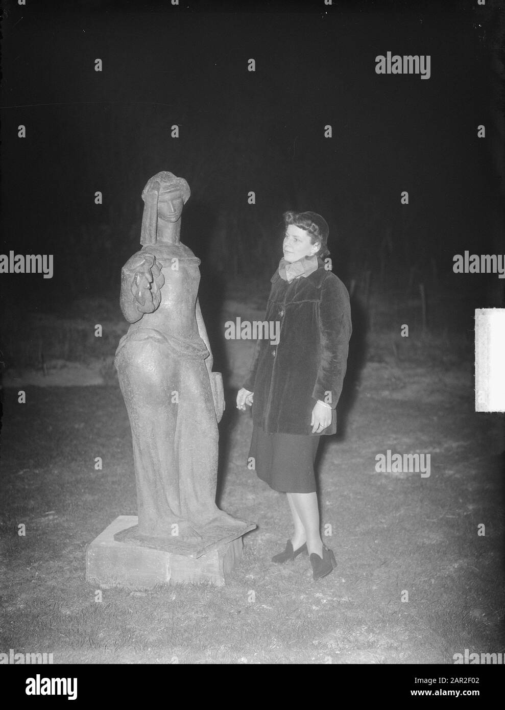 Le designer Jeanne Kouwenaar-Bijlo (de Bergen) avec la statue pour les morts dans la seconde Guerre mondiale, intitulée Stedemaagd à Alkmaar Date : 29 mars 1950 lieu : Alkmaar, Noord-Holland mots clés : statues, sculptures, artistes, monuments de guerre, deuxième Guerre mondiale Nom personnel : Kouwenaar-Bijlo, A.J. Banque D'Images