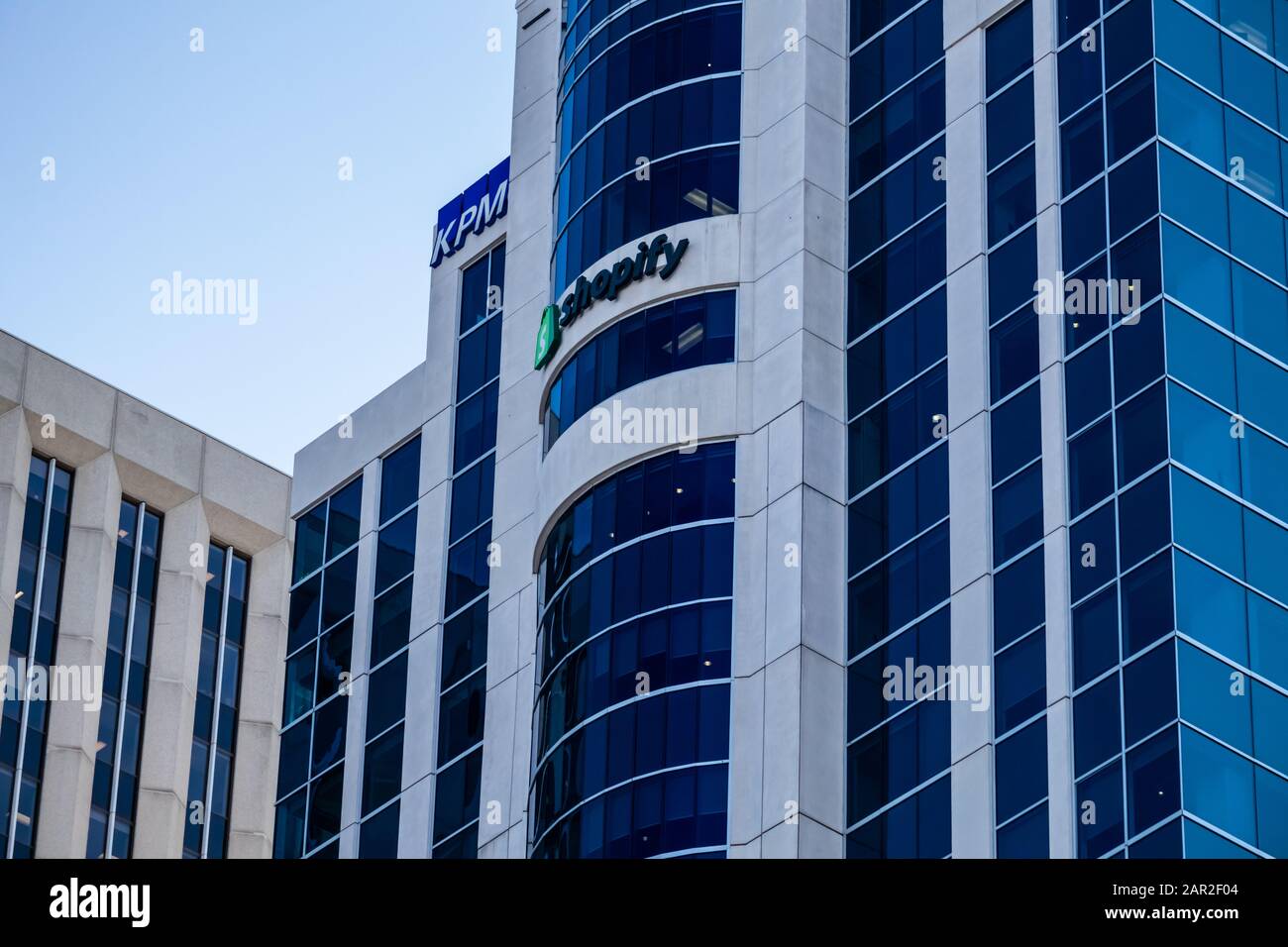 Le siège social de Shopify Inc. (TSX : Shop, NYSE : Shop) occupe de l'espace dans la tour de bureaux de la Cour de performance située au 150, rue Elgin. Banque D'Images