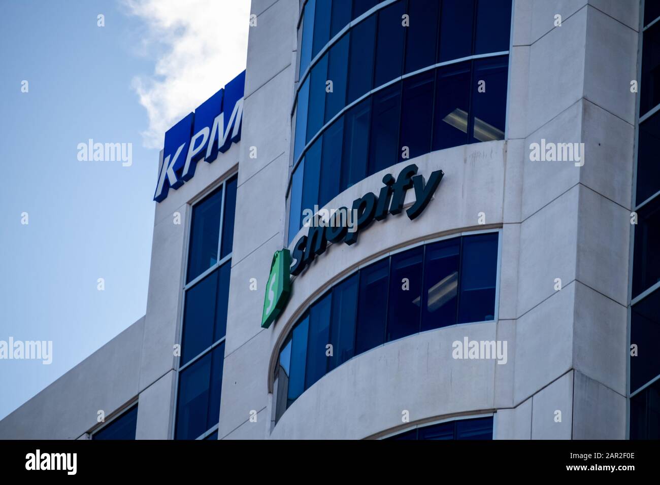 Le siège social de Shopify Inc. (TSX : Shop, NYSE : Shop) dans une tour de bureaux du centre-ville d'Ottawa. Banque D'Images