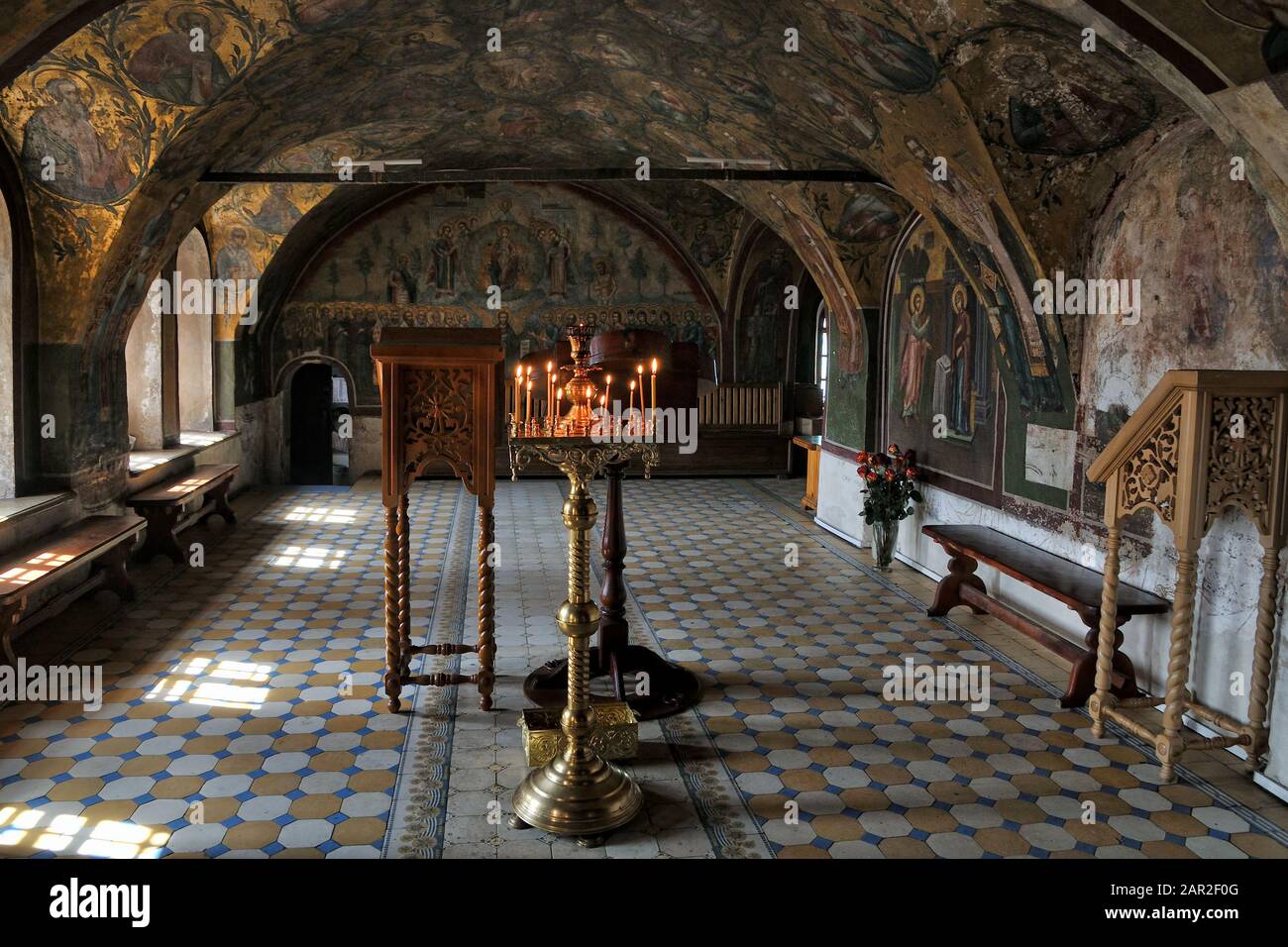 = intérieur du Narthex méridional de la Nativité de la cathédrale Vierge = vue intérieure avec chandelle du narthex méridional de la Nativité de Banque D'Images