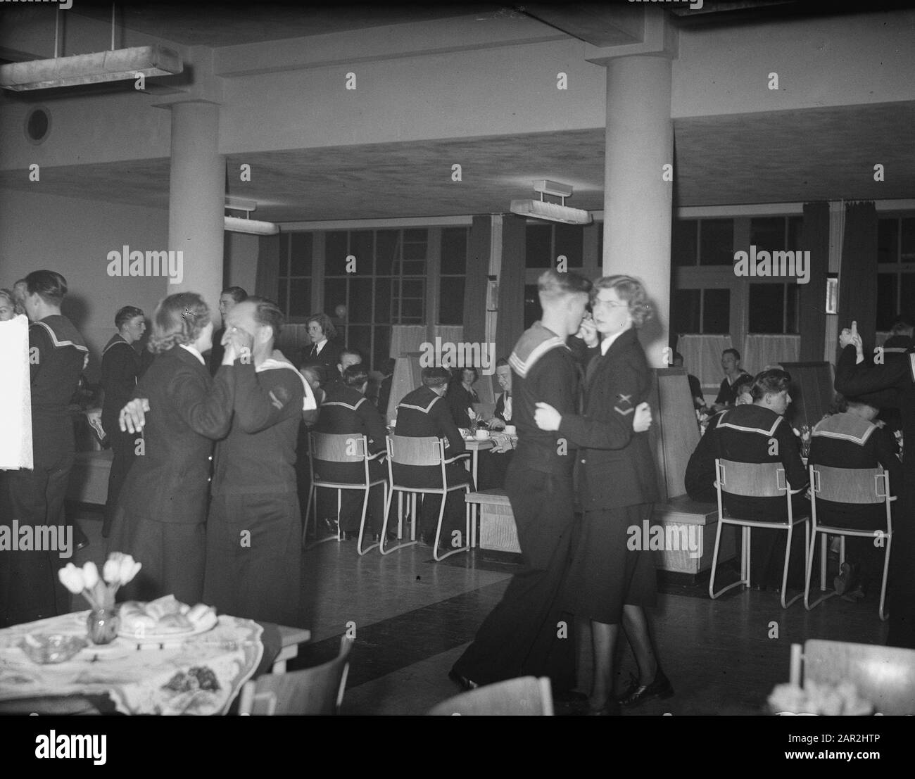 Nieuwe canteen Marine Amsterdam, fête de la danse Date: 12 mai 1950 lieu: Amsterdam, Noord-Holland mots clés: Canteen institution nom: Marine Banque D'Images