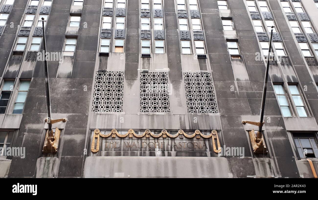 Regardant vers le haut à l'extérieur gris de l'art déco, Le Waldorf Astoria Hotel construit en 1931 avec le nom de l'hôtel et les flagelles Banque D'Images