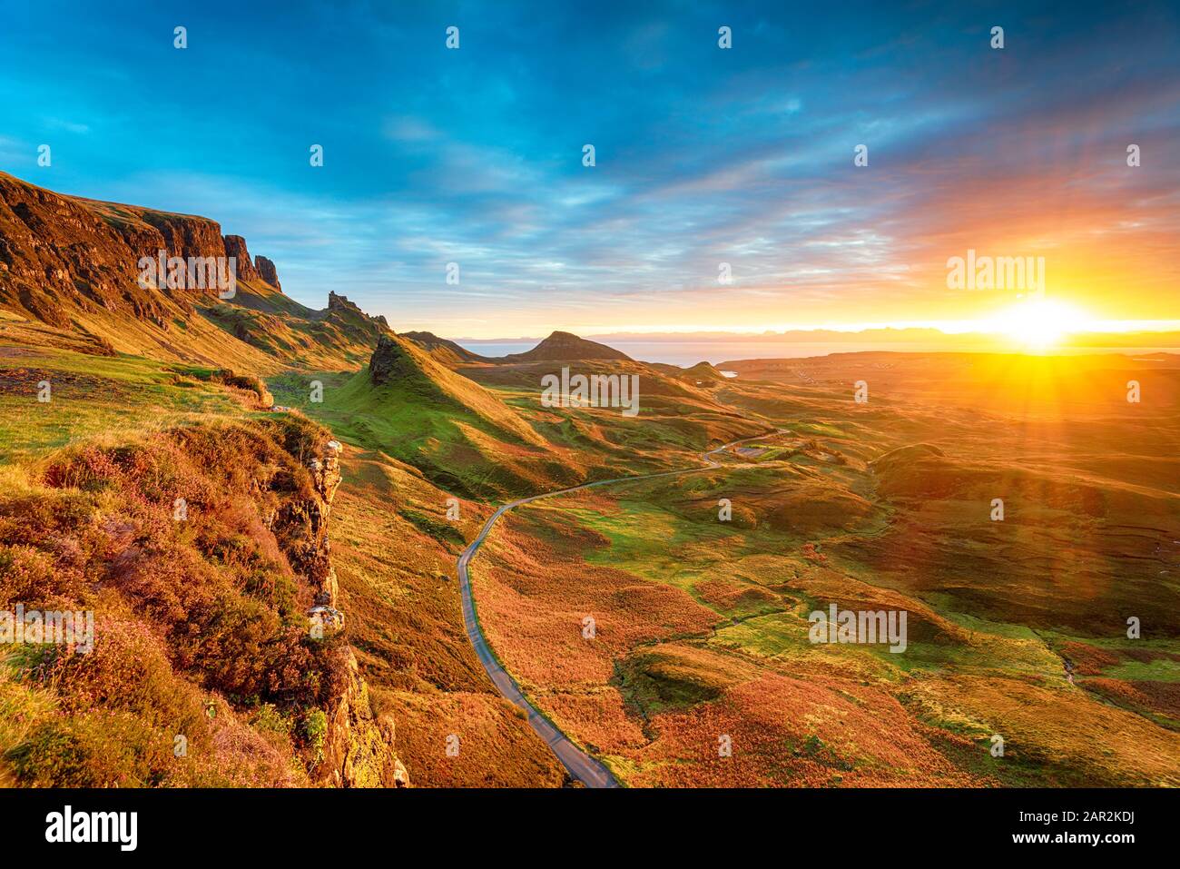 Lever de soleil Autumnal magique au-dessus des formations rocheuses de Quiraing causées par un ancien glissement de terrain sur l'île de Skye en Écosse Banque D'Images