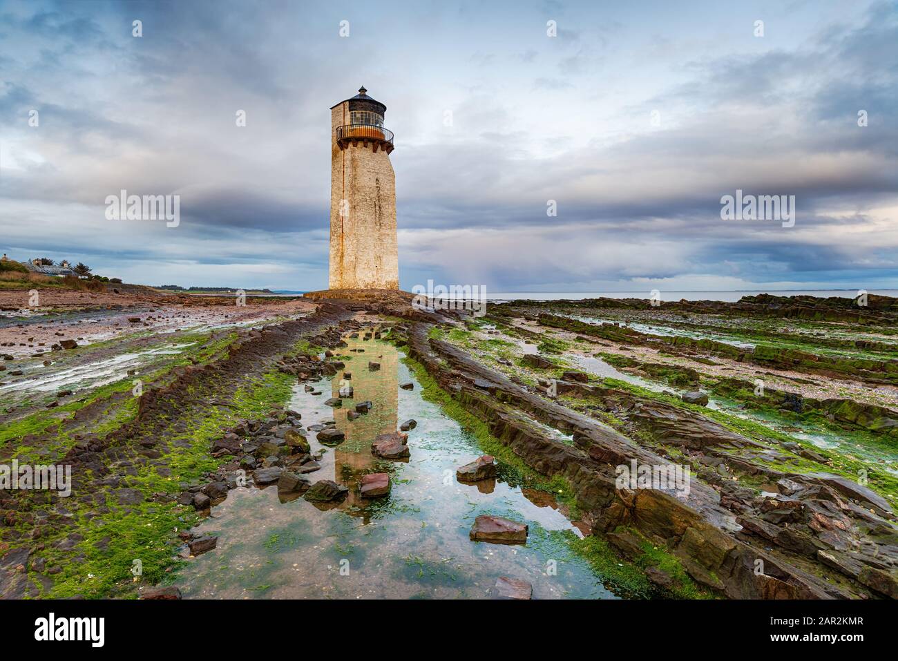 Un ciel sombre au-dessus du phare de Southerness sur la côte de Galloway en Écosse Banque D'Images