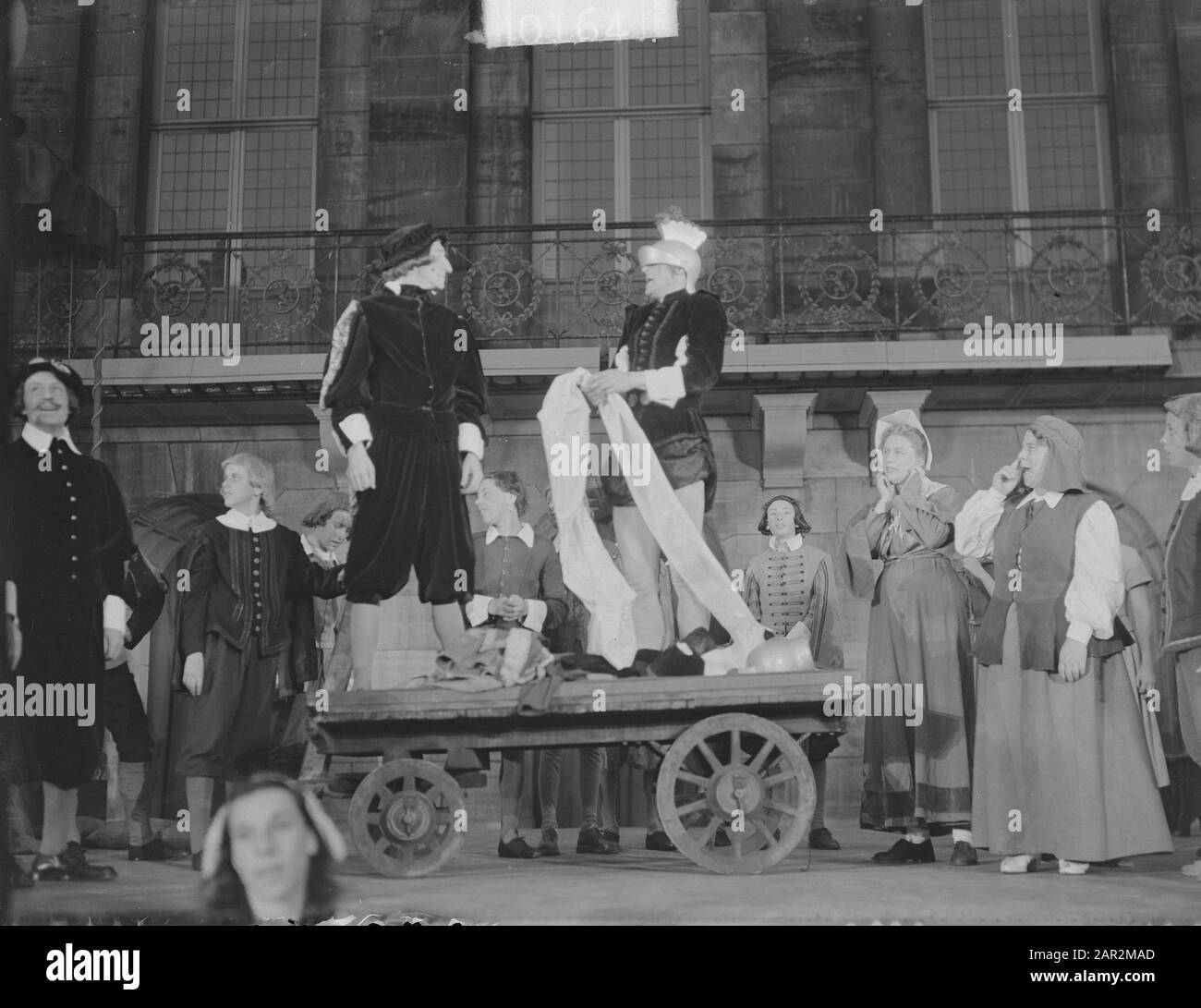 Répétition générale à Damstad Annotation: 500ème anniversaire de la Kalverstraat avec une place de marché fortifiée reconstruite 'damstad' Date: 13 juin 1950 lieu: Amsterdam mots clés: Anniversaires, répétitions Banque D'Images