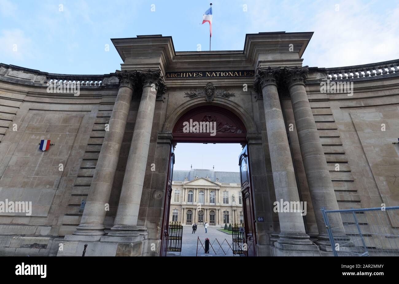 Vue sur l'entrée des Archives nationales dans le quartier du Marais à Paris, France Banque D'Images