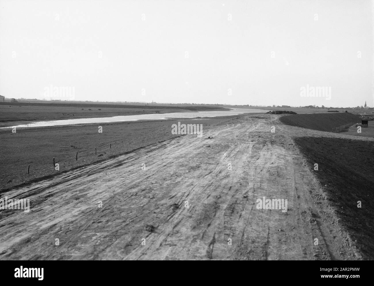 Travaillez au barrage de S-Gravenweerdse. Terminé nouvelle digue Date: Non daté lieu: Aerdt, Rewen mots clés: Construction et amélioration de routes, digues, bassins d'épargne Banque D'Images