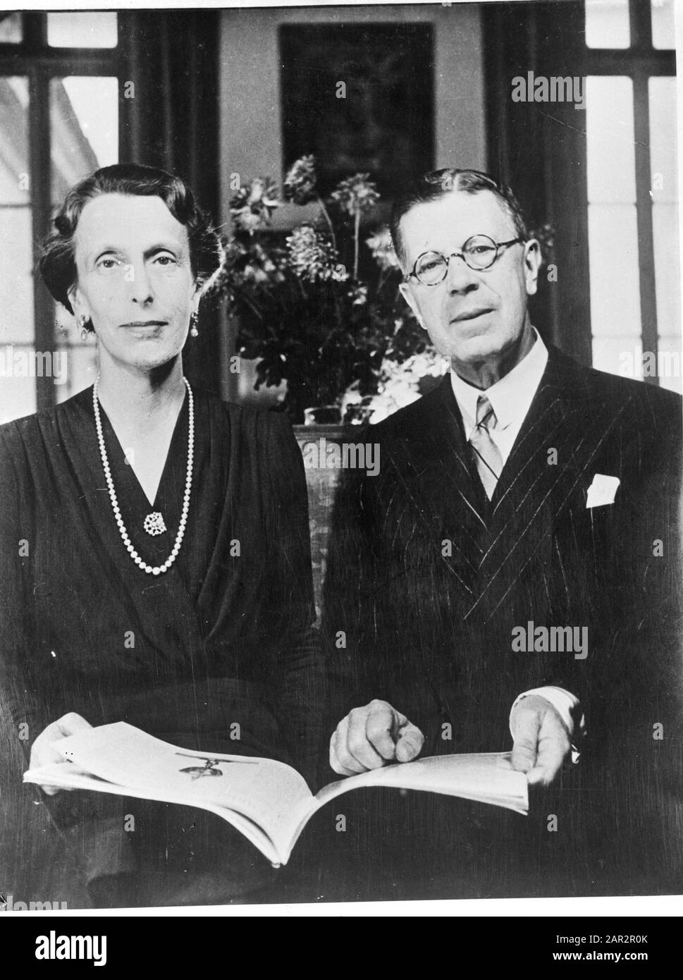 Prince Gustav Adolf vna Suède et son épouse Marie Louise Annotation: Il monterait le trône suédois en 1950 comme Gustaaf VI Adolf Date: 1945 lieu: Suède mots clés: Princes de la Couronne Nom personnel: Gustaaf, marie louise Banque D'Images