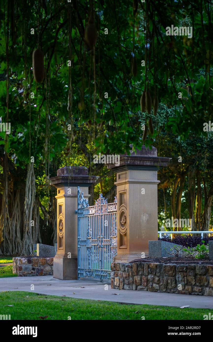 Maryborough Soldiers Memorial Gates, qui fait partie du sentier militaire du Queens Park. Maryborough Queensland Banque D'Images