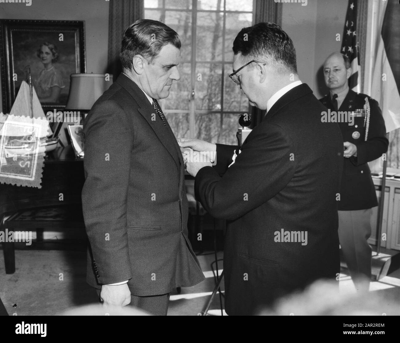 Décerne le Prix américain au commissaire de la Reine à Zeeland, Jhr.M. A.F. .ch. De Casembroot Date: 8 avril 1953 mots clés: Commissaires de la Reine, prix Nom personnel: Casembroot, A.F.C. de Banque D'Images