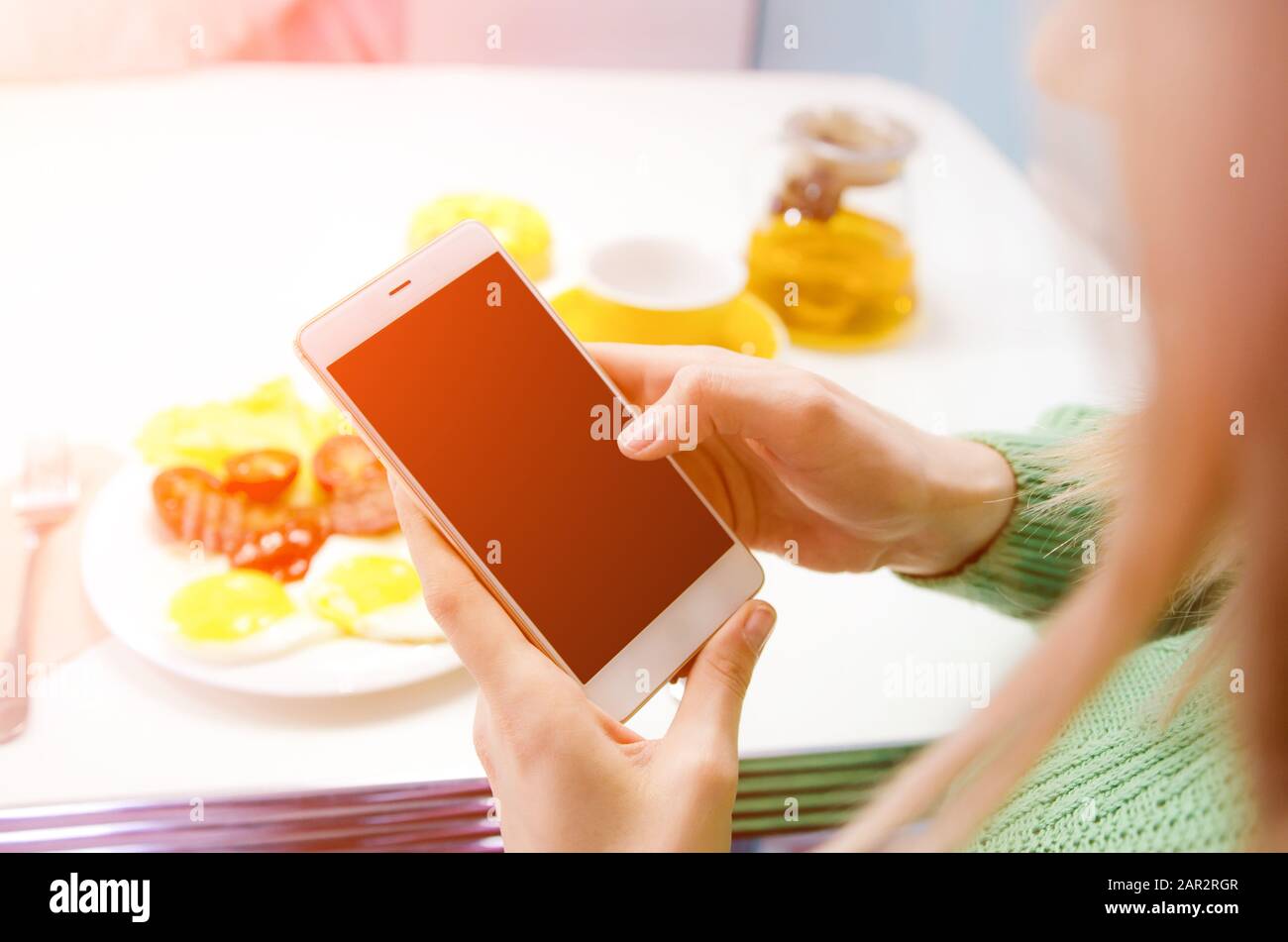 Femme prenant des photos avec un appareil photo de téléphone portable. Œufs frits au bacon et aux légumes Banque D'Images