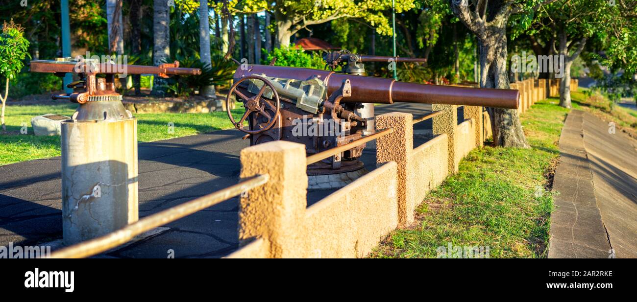 Des pistolets navals coloniaux historiques exposés dans le Queens Park sur les rives de la rivière Mary, Maryborough Queensland Banque D'Images