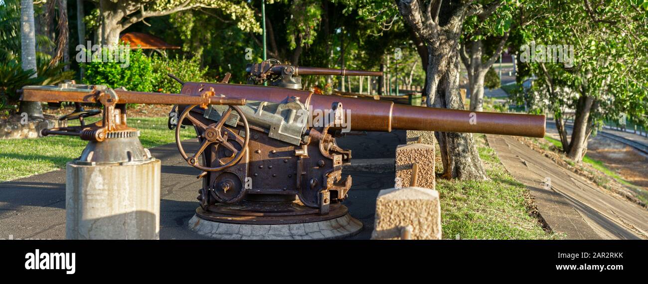 Des pistolets navals coloniaux historiques exposés dans le Queens Park sur les rives de la rivière Mary, Maryborough Queensland Banque D'Images