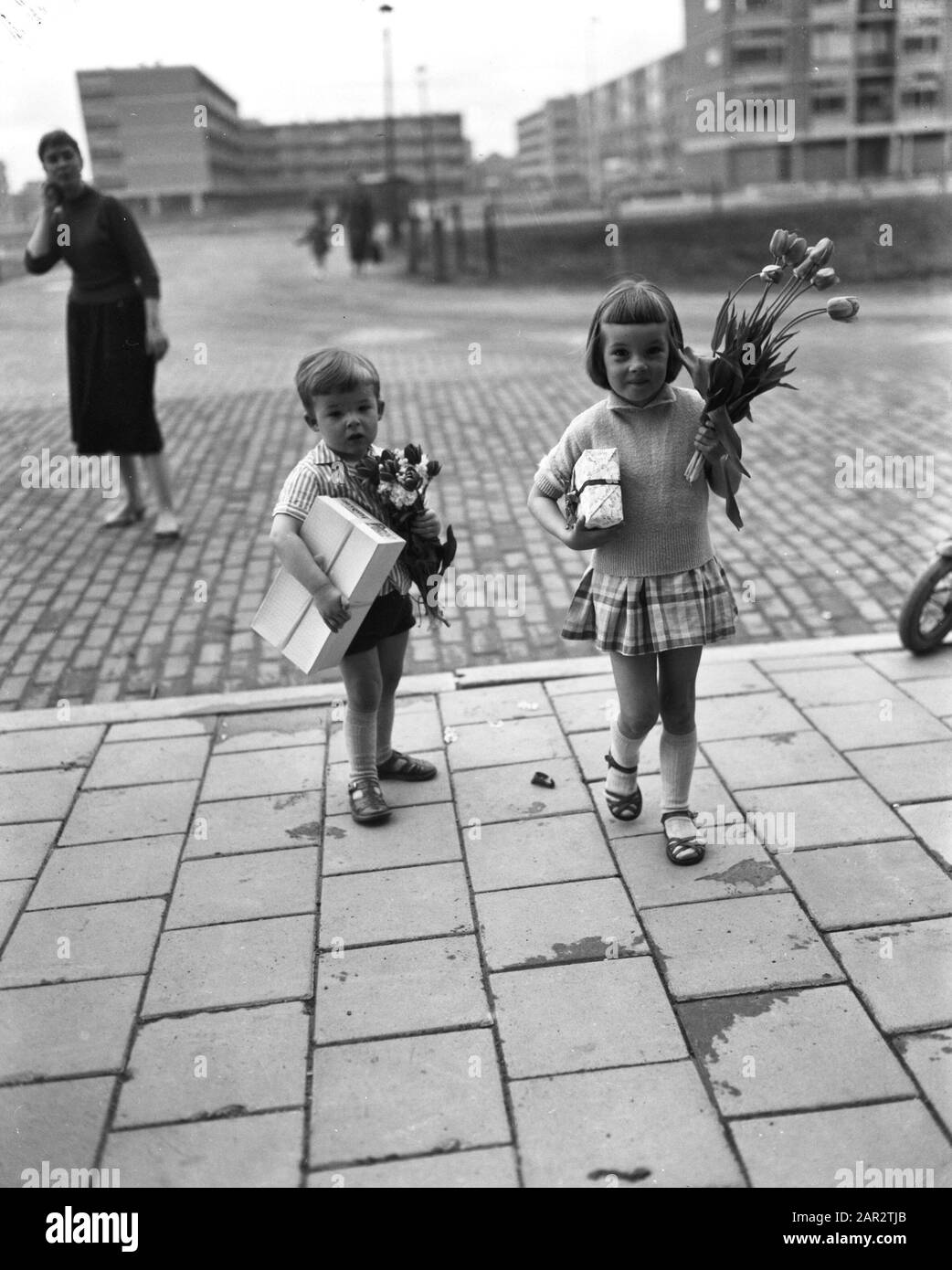 Enfants avec forfaits et fleurs pour la fête des mères Date: 9 mai 1958 mots clés: Fleurs, enfants Nom de l'institution: Fête des mères Banque D'Images