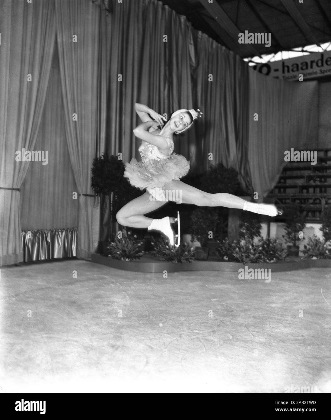 Premiere van de Viennese icerevue in de Hokij in The Hague, Ingrid Wendel in actif Date: 18 février 1959 lieu: La Haye, Pays-Bas-Sud mots clés: Patinage artistique Nom personnel: Wendel, Ingrid Nom de l'institution: Viennese IJsrevue Banque D'Images