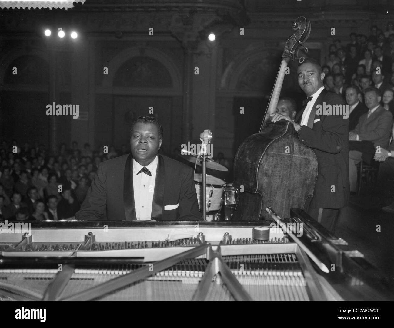 Dans la série Jjazz À l'Orchestre philharmonique dans le Concertgebouw, spectacle du Trio Oscar Peterson. Peterson joue le piano, le bassiste est Ray Brown. Date: 11 Avril 1959 Lieu: Amsterdam, Noord-Holland Mots Clés: Concerts, Jazz, Musique Nom Personnel: Brown Ray, Oscar Peterson Trio, Peterson, Oscar Nom De L'Établissement: Concertgebouw Banque D'Images