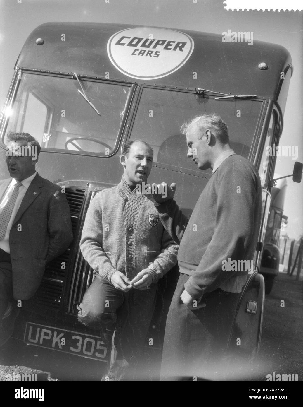 Grand Prix Zandvoort 1959 Stirling Moss En Conversation Date : 29 Mai 1959 Lieu : Noord-Holland, Zandvoort Mots Clés : Motorsport Nom Personnel : Moss, Stirling Banque D'Images