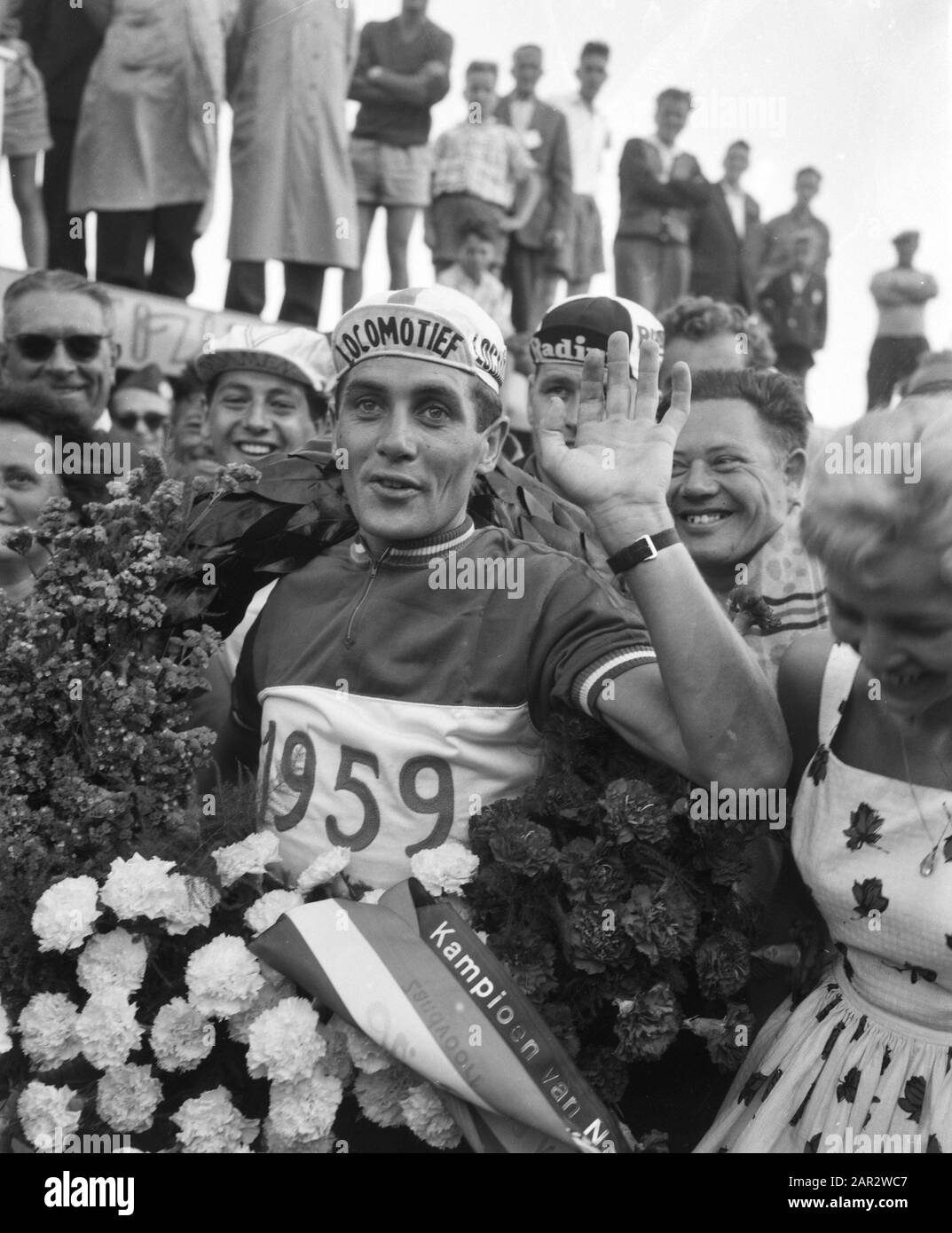 Dernière course au championnat du championnat à vélo sur la route pour les pros au circuit de Zandvoort, Piet Damen avec couronne à la cérémonie Date: 26 juillet 1959 Banque D'Images