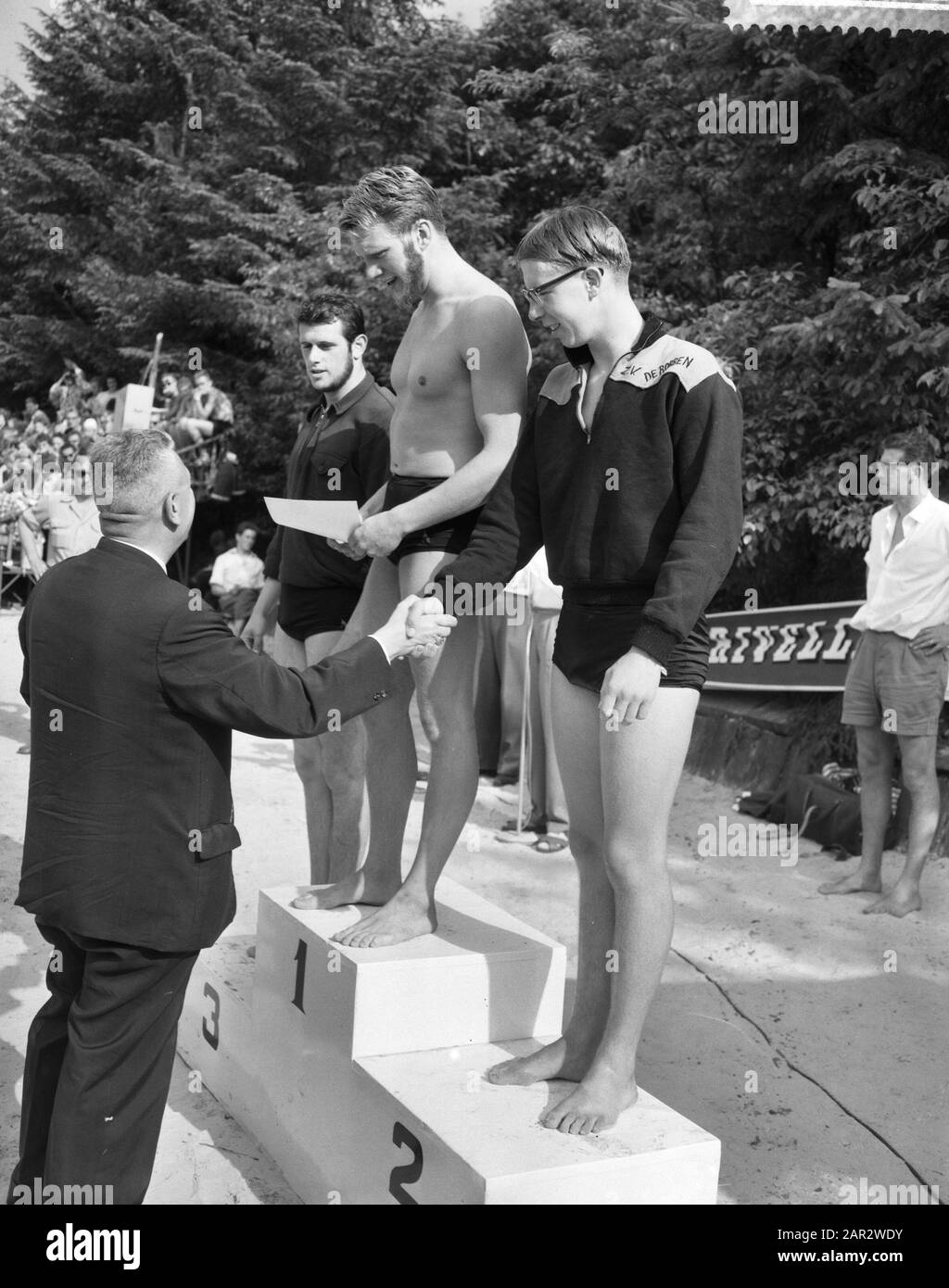 Championnats néerlandais de natation à Appelscha, 100 m de freestyle, v.l.n.n. E. de Jong (3 e), L. Verburg (1 e) et A. Hermsen (3 e) Date : 8 août 1959 Banque D'Images