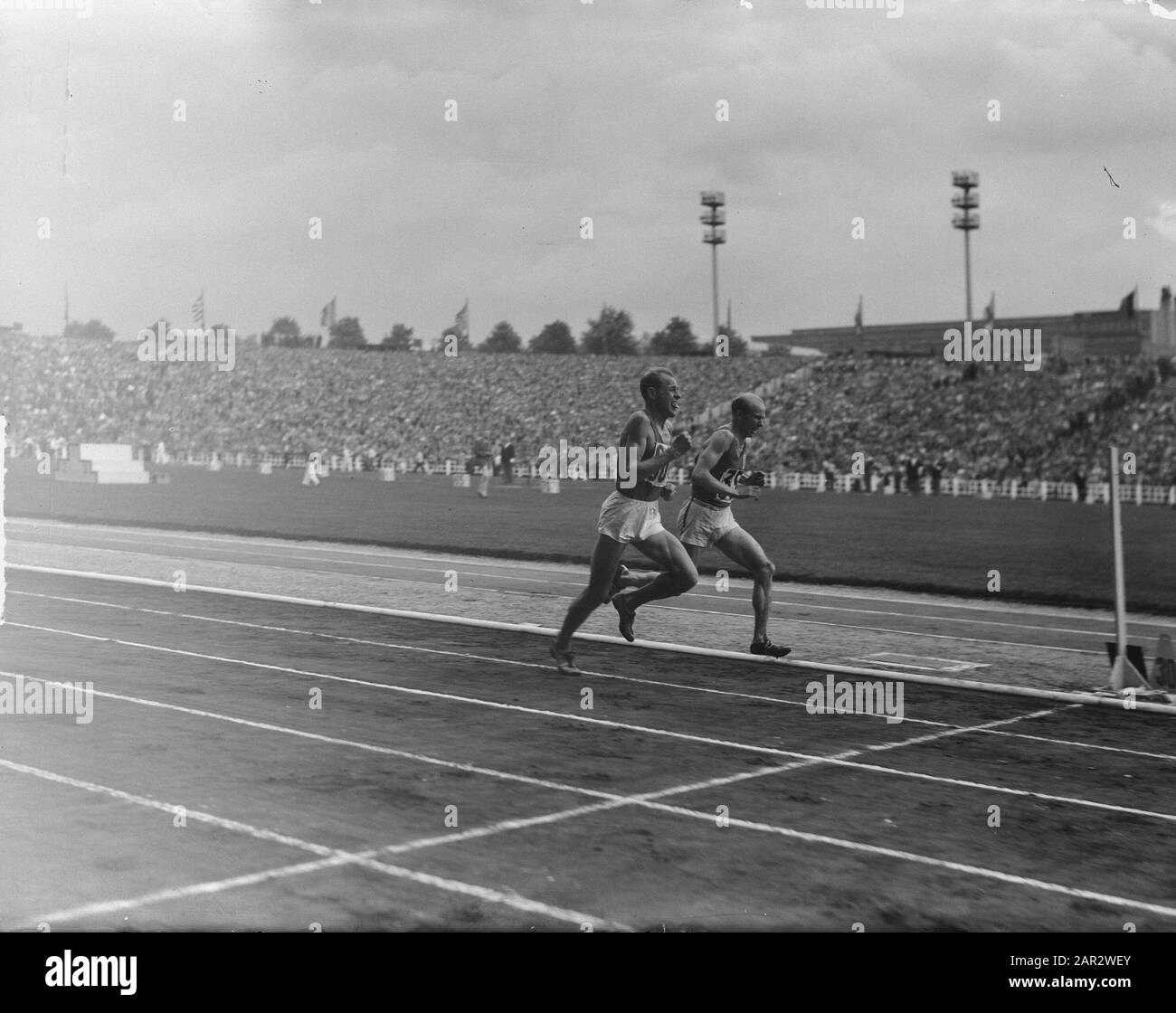 Championnats européens d'athlétisme à Bruxelles; 5000 mètres. Gaston Reiff (Belgique) pour abaisser la marque par l'Emil Zatopek tchèque (à gauche) Date : 27 août 1950 lieu : Bruxelles mots clés : Athlétisme Nom personnel : Reiff, Gaston, Zatopek, Emil Banque D'Images
