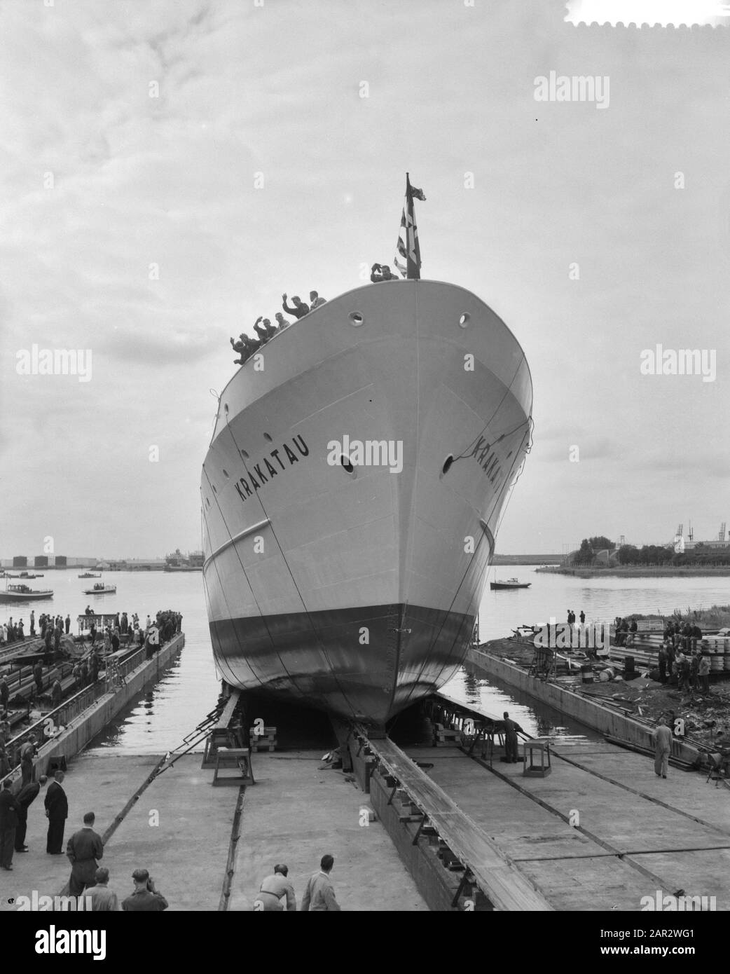 Lancement du double ferry fileté Krakatau Zaanlandse Shipbouw Mie. Date : 19 Septembre 1959 Mots Clés : Tewaterlatingen Nom De L'Établissement : Zaanlandse Scheepbouw Maatschappij Banque D'Images