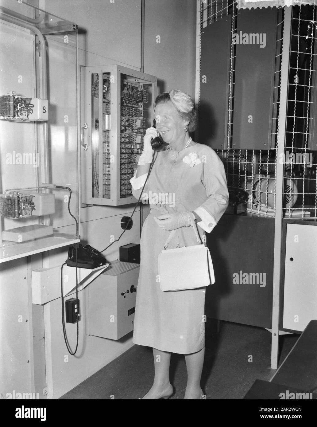 Visite royale à Amsterdam, la Reine Juliana fait un appel téléphonique Date: 7 septembre 1959 lieu: Amsterdam, Noord-Holland mots clés: Queens, Téléphones Nom personnel: Juliana ( Queen Netherlands) Banque D'Images