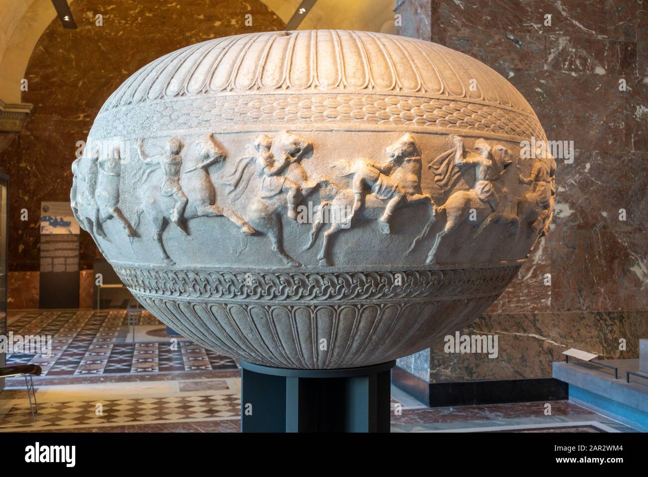 Vase funéraire romain du 2ème siècle avant J.-C. trouvé à Pergamum (ou Pergamon) dans l'aile Denon du Musée du Louvre (Musée du Louvre) à Paris, France Banque D'Images