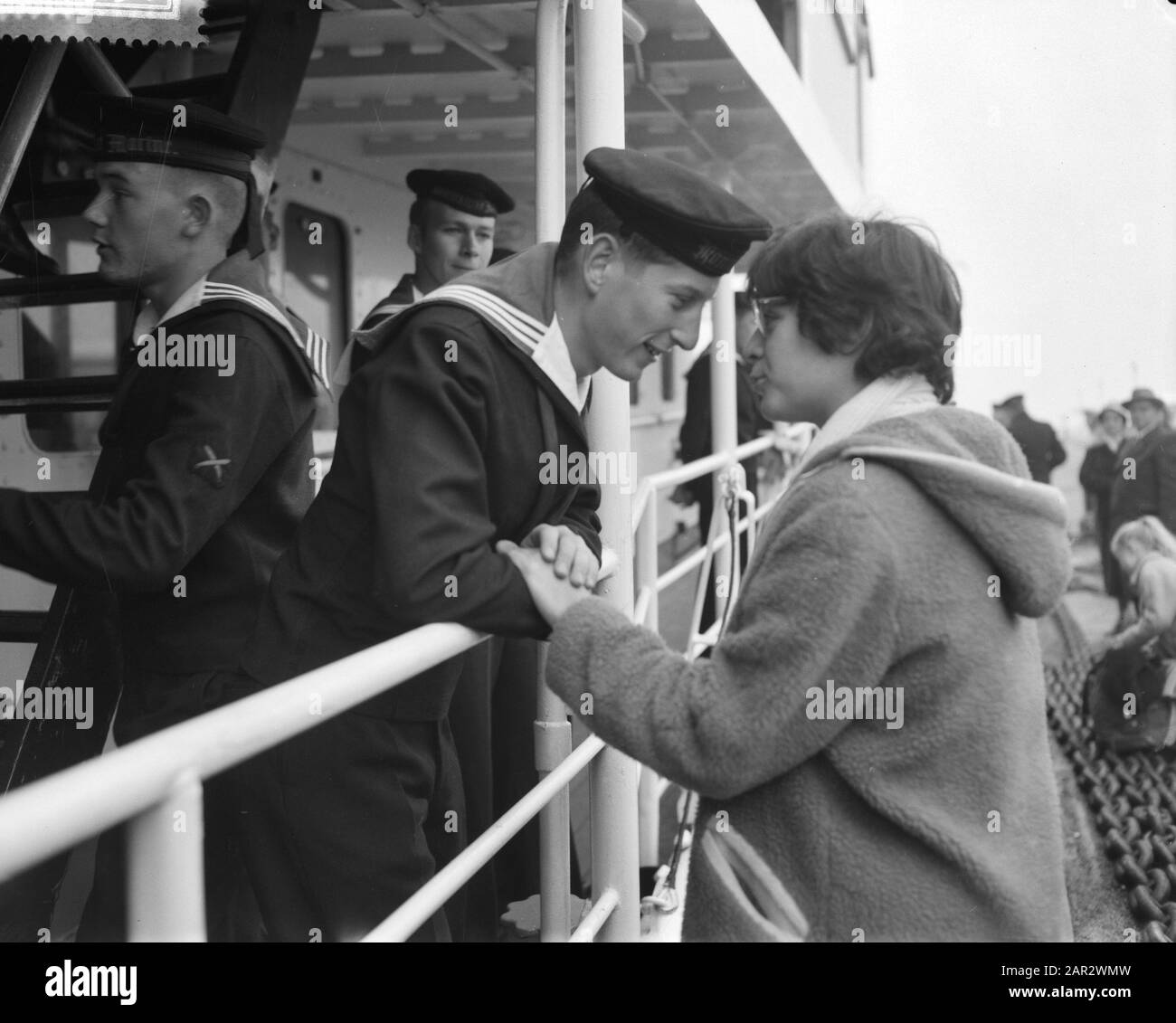 Départ Des Rh. Mme Dan. Réception du navire Snellius à la Nouvelle Guinée, dire au revoir pour le grand voyage Date: 3 novembre 1959 lieu: Nouvelle Guinée mots clés: Adieu, DÉPART Nom personnel: HR. Mme Dan. Enregistrement du vaisseau 'nellius' Banque D'Images