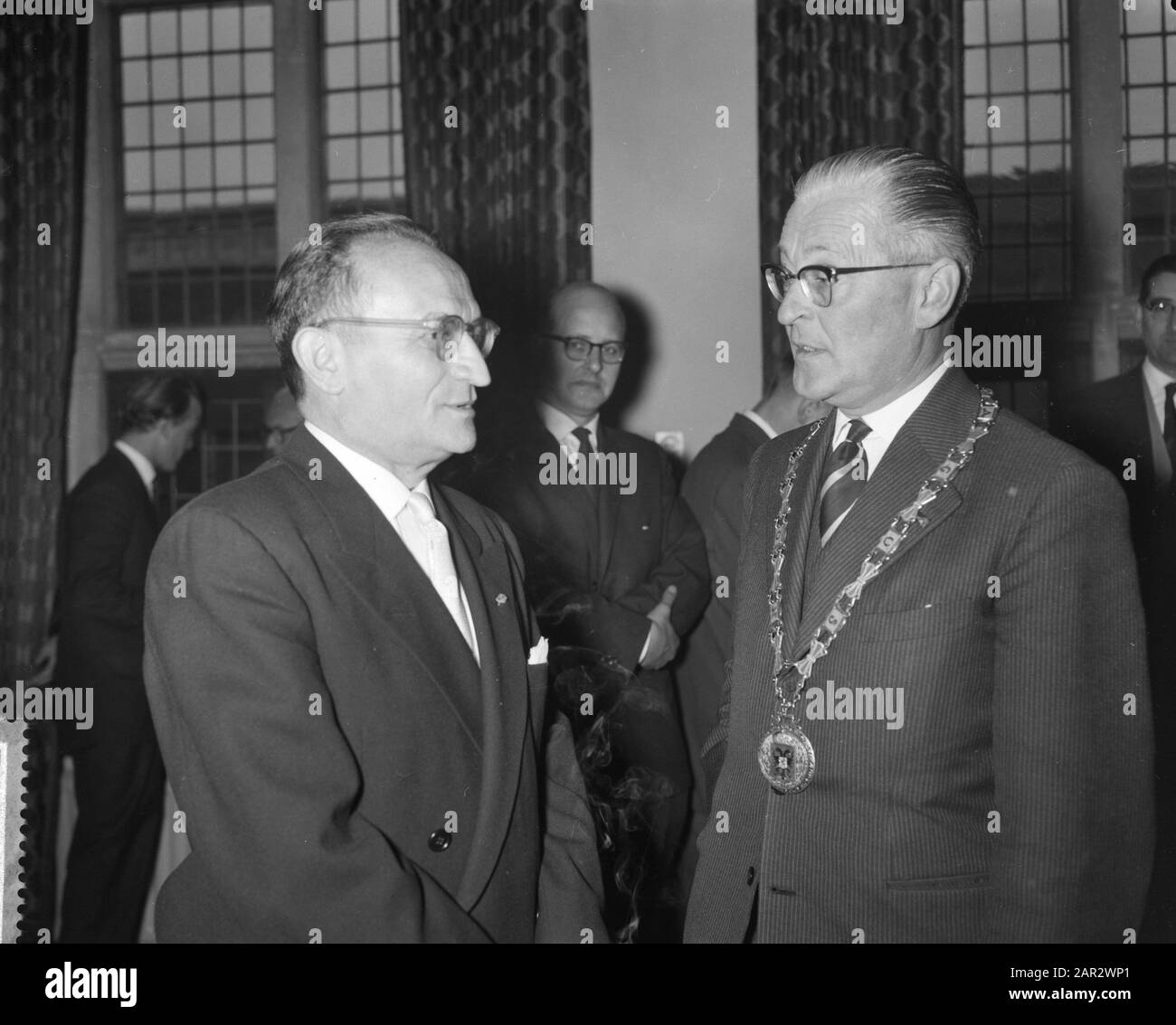 Réception de Marnix Gijzen à l'Hôtel de Ville de Nijmegen en relation avec le 60ème anniversaire Date: 11 novembre 1959 lieu: Nijmegen mots clés: Reçus, STADHOUSE, anniversaires Nom personnel: HOZEN MARNIX Banque D'Images