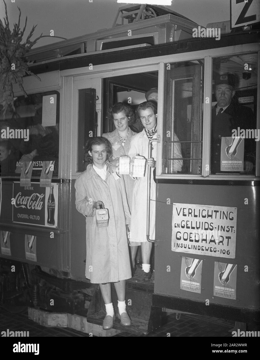 Deux triplés en action dans la lutte contre le cancer Date : 2 septembre 1950 mots clés : actions, LUTTE CONTRE LE CANCER Banque D'Images