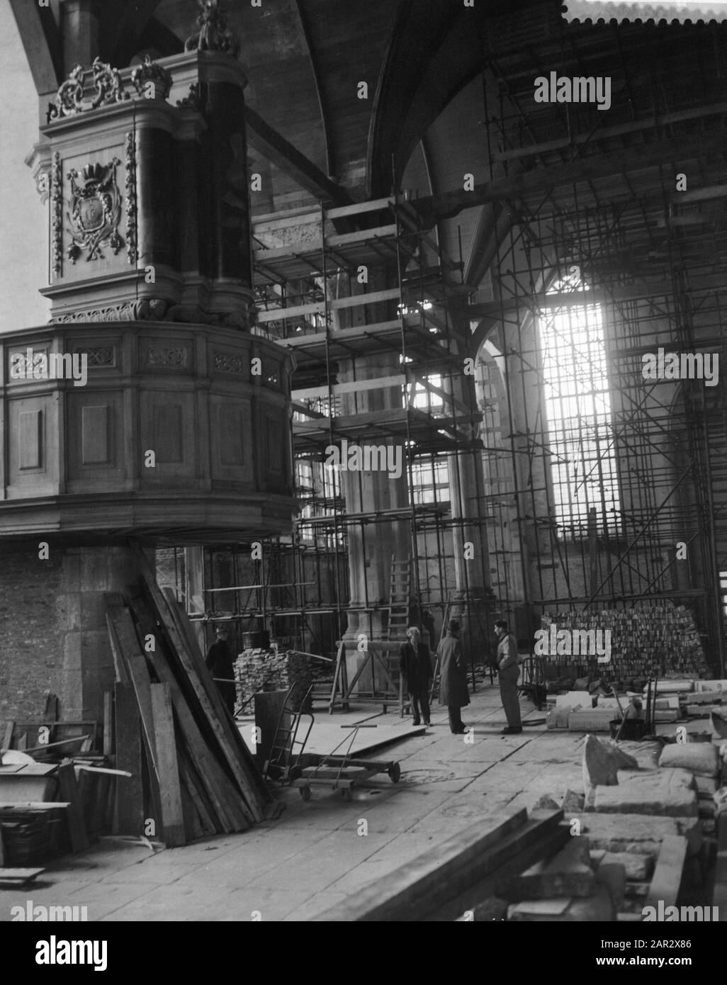 Restauration Oude Kerk à Amsterdam, vue d'ensemble des travaux de restauration dans l'église Date: 22 mars 1960 lieu: Amsterdam, Noord-Holland mots clés: CHERK, RESTAURATION, vues d'ensemble, travaux de restauration Banque D'Images
