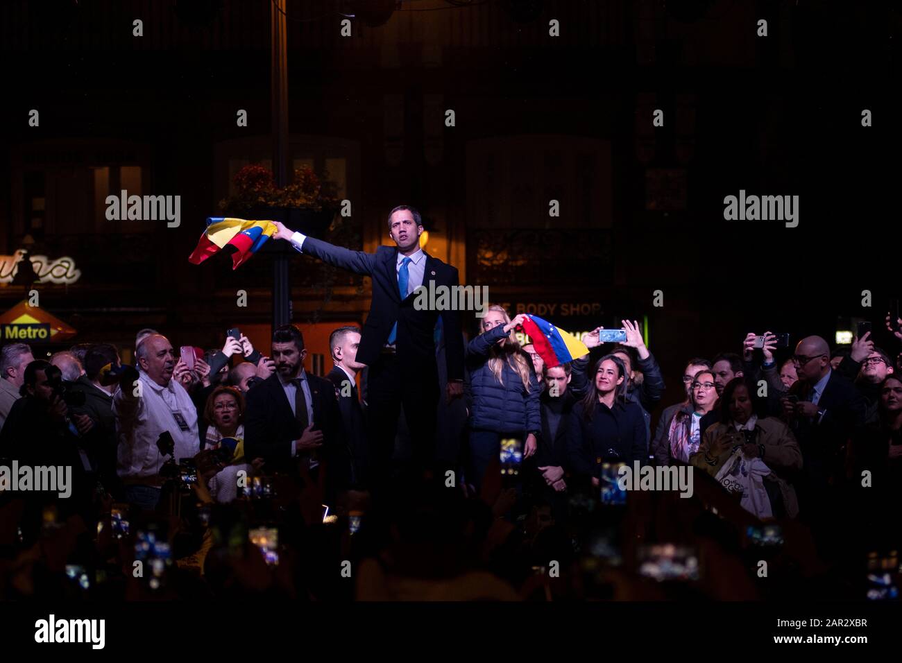 Madrid, Espagne. 25 janvier 2020. Le chef de l'opposition vénézuélienne Juan Guaido a fait un drapeau vénézuélien lors d'un rassemblement à Puerta del sol avec des Vénézuéliens vivant à Madrid. Crédit: Marcos Del Mazo/Alay Live News Banque D'Images